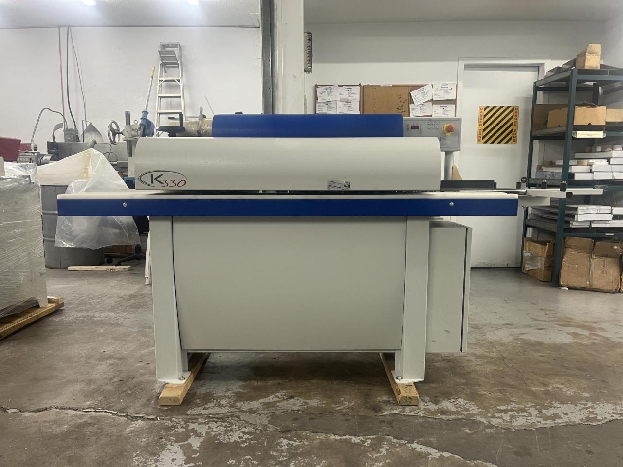 Automatic edge bander with hot melt glue